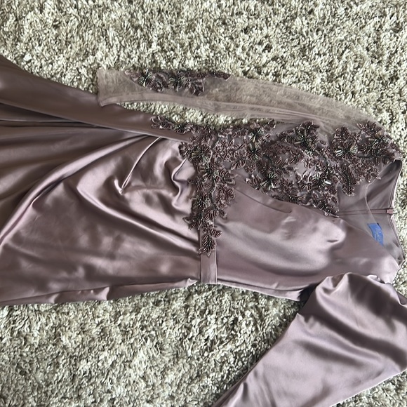 Elegant dress - Picture 2 of 7